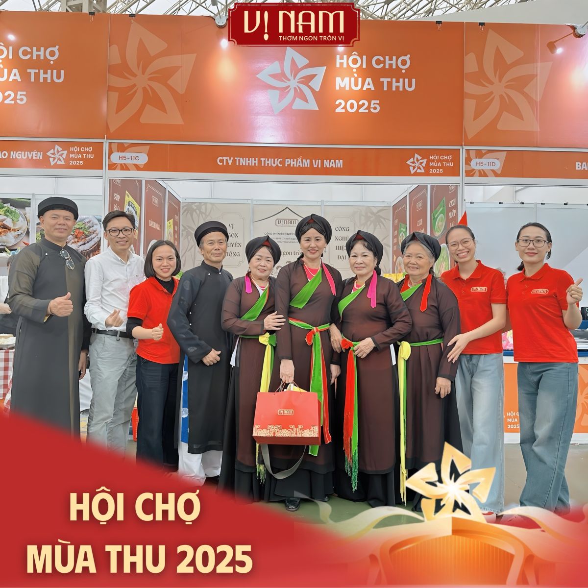 Các liền anh, liền chị ghé thăm gian hàng Vị Nam